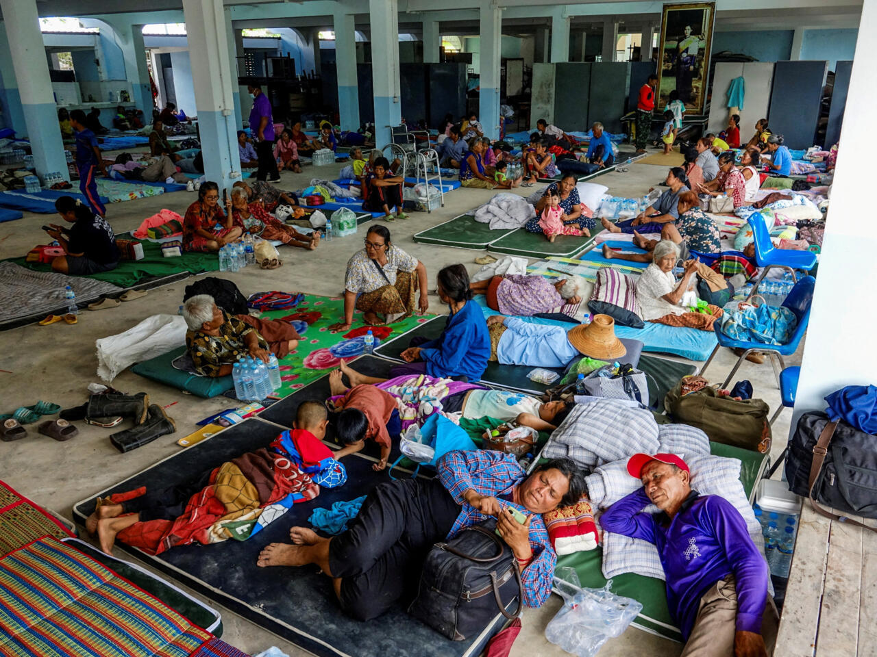 Thailand–Cambodia border clashes continue as 500,000 flee Thailand–Cambodia border clashes continue as 500,000 flee