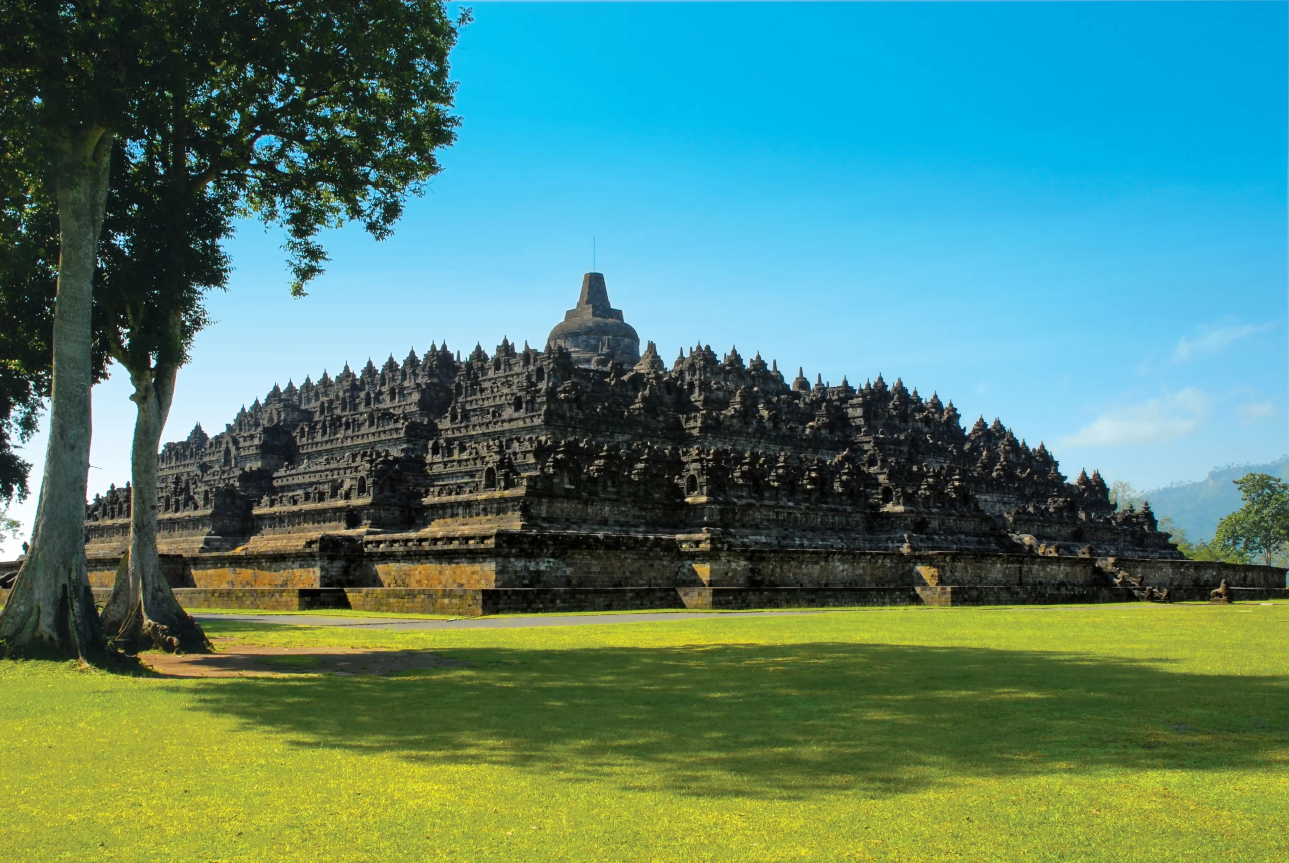 Luxury Train Tour to the Largest Borobudur Temple Luxury Train Tour to the Largest Borobudur Temple